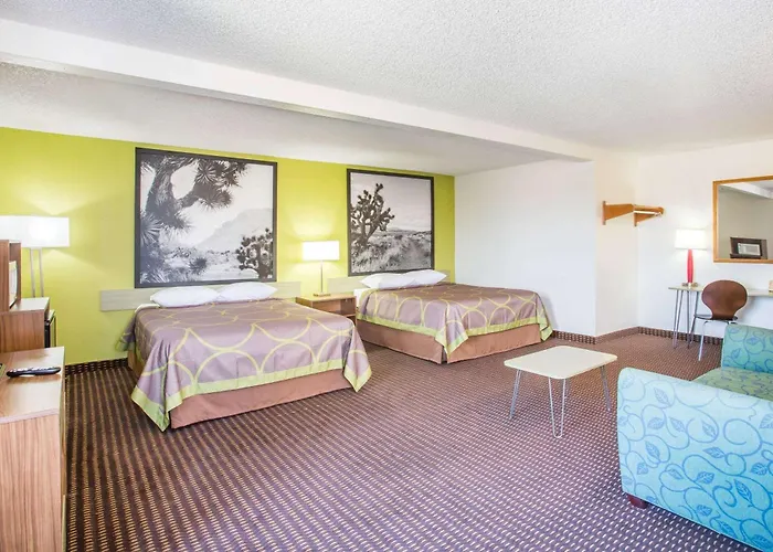 Super 8 By Wyndham Kingman