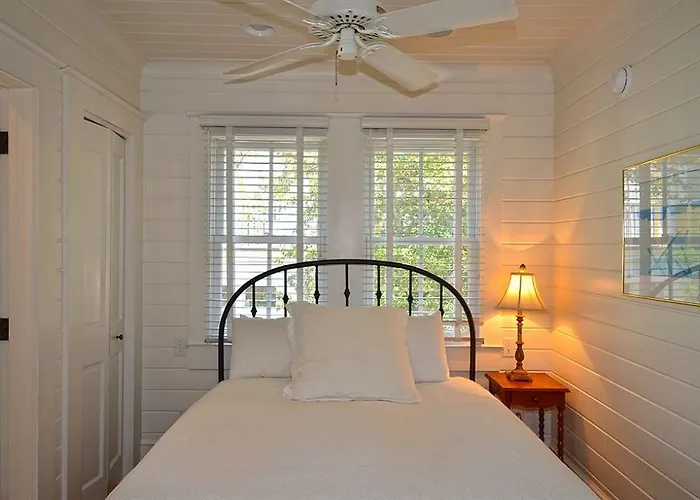 Cottage Inn By The Sea