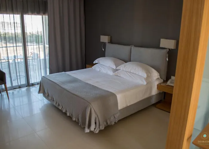 Double Bay Beach Hotel
