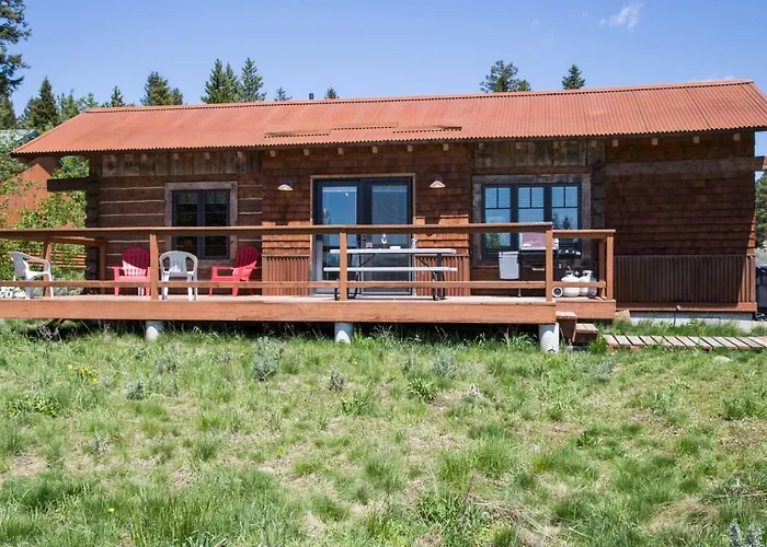 True Grit Rustic Retreat: Pet-Friendly Adventure Cabin