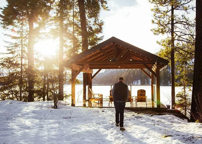 The Suttle Lodge & Boathouse
