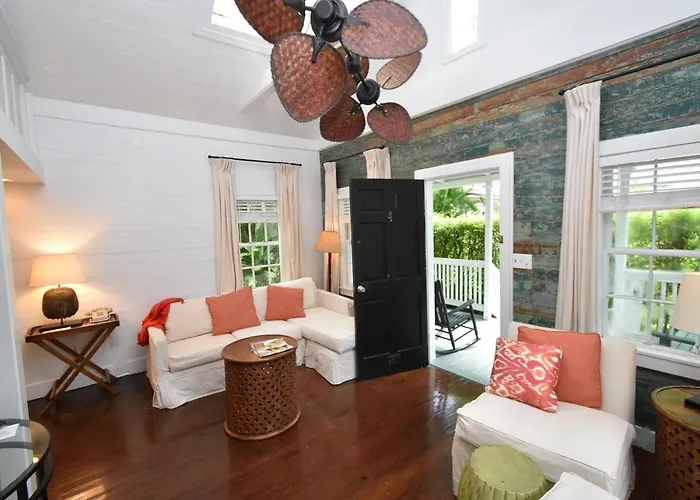Simonton Court Historic Inn & Cottages