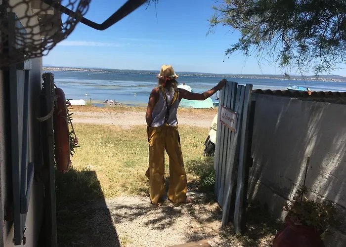 Cabanon de pêcheur en bord de lagune