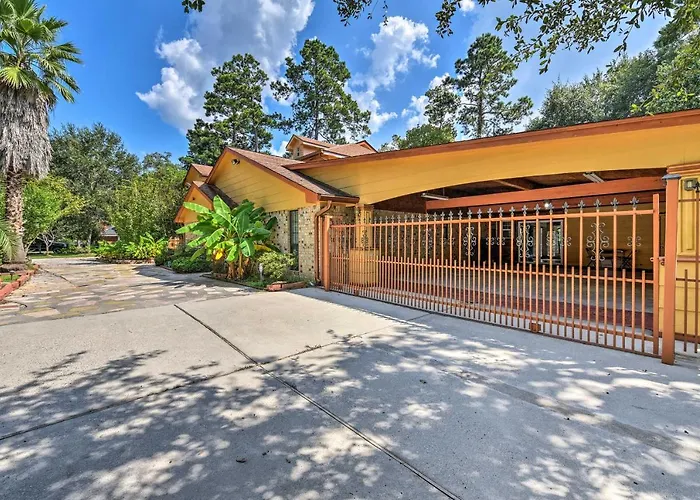 Spacious Conroe Home W/ Foosball & Pool Table!