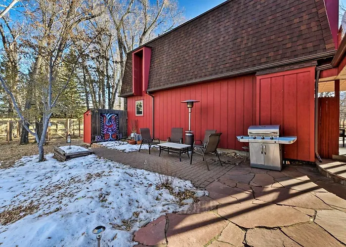 Cozy Mountain Studio By Main Street & Hot Springs!