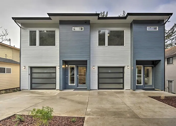 Depoe Bay Townhome W/ Deck & Stunning Ocean Views!