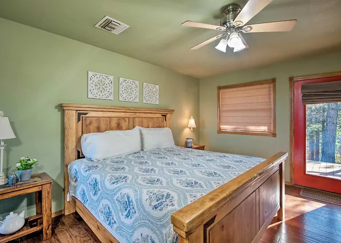 Broken Bow Cottage W/ Deck, Hot Tub & Fire Pit!