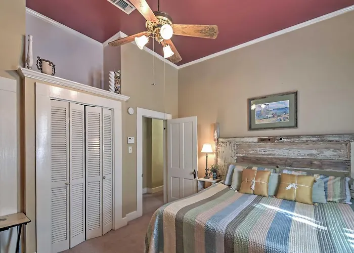 Charming Gulfport Getaway Only 3 Blocks To Beach!
