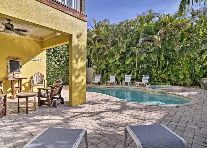 Walk To Shore: Holmes Beach Home W/ Pool & Hot Tub