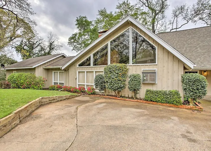 Pet-Friendly Lake Athens Home W/ Fireplace!