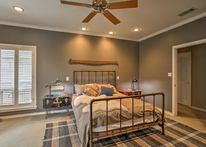 Pet-Friendly Lake Athens Home W/ Fireplace!