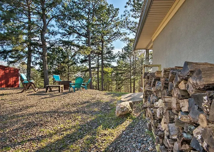 Broken Bow Cottage W/ Deck, Hot Tub & Fire Pit!