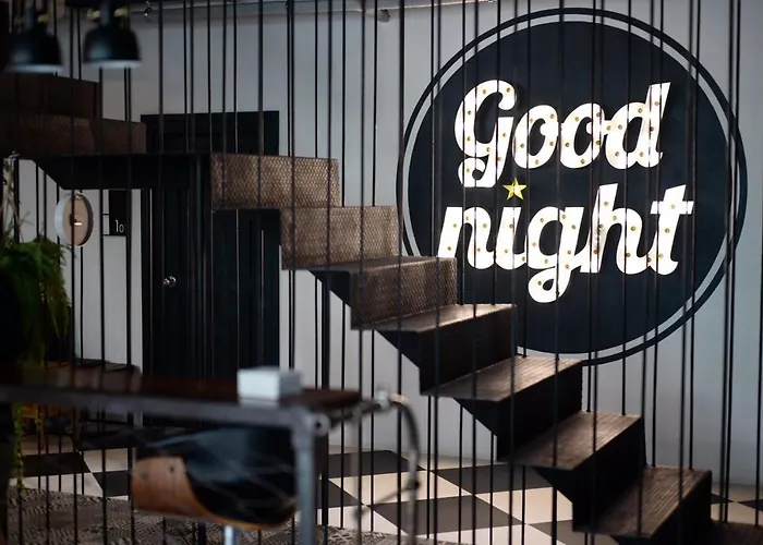 Goodnight Poshtel + Free Netflix
