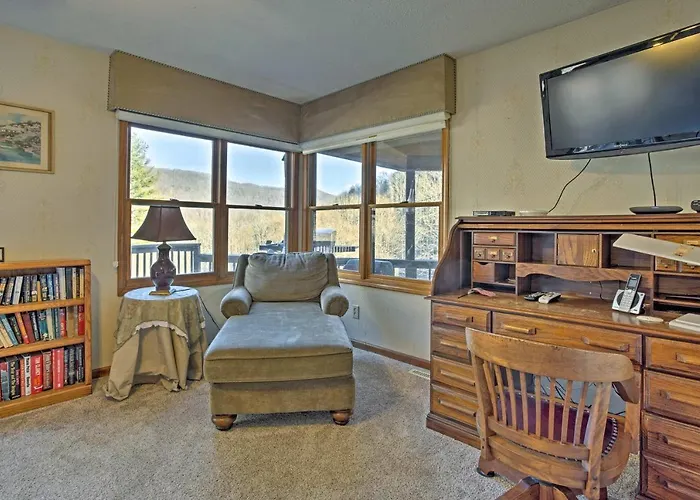 Emerald Gate Farm Cabin W/ On-Site Fishing Pond!