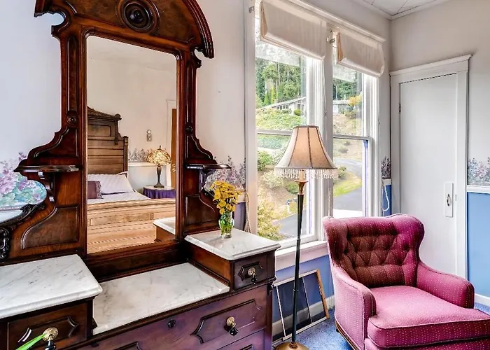 'Astoria Painted Lady' Historic Apt W/ River View!