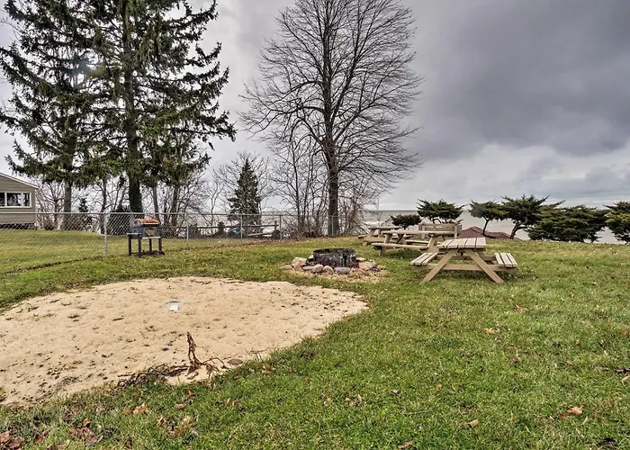 Waterfront Lake Erie Vacation Rental On The Strip!