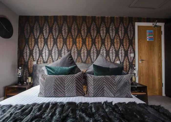 The Wheatsheaf Pub, Kitchen & Rooms