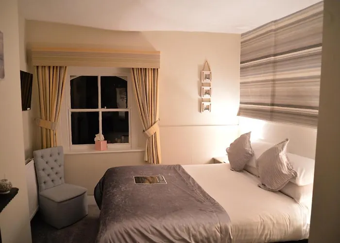 Lauriston & Lawton Court Hotel