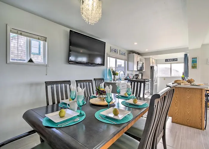 Coastal Retreat: Deck, Ocean Views + Walk To Beach