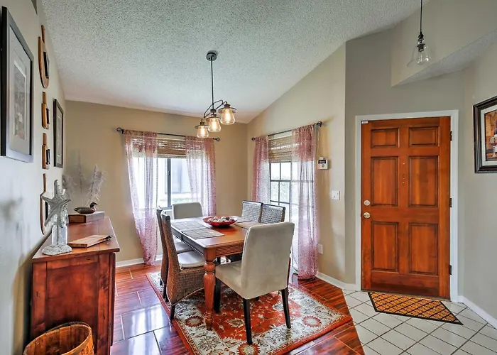Lakefront Brandon Home W/ Patio & Screened Lanai!