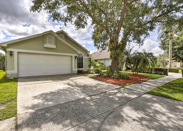 Lakefront Brandon Home W/ Patio & Screened Lanai!