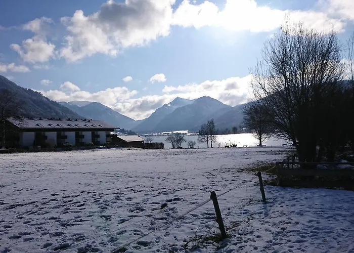 Maurers Schlierseetraum 1 hochwertige Erdgeschosswohnung mit allen Raffinessen erfreut sich auch Urlauber idealerweise für Paar mit Kindern geeignet und Vierbeiner Dank des tollen Zauns auf der Terrasse stylisch und edel von der Ausstattung mit 64 qm