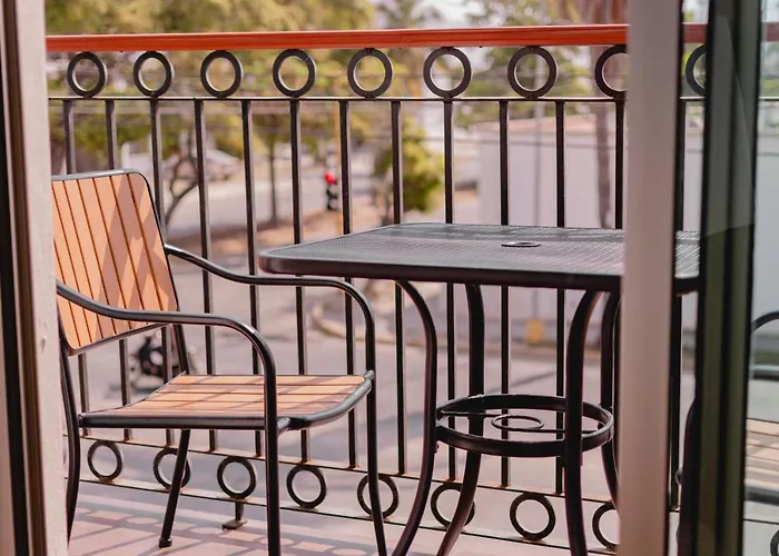 La Lola Hotel & Suites