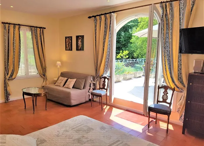 B&B With Charm, Quiet, Kitchen, Sw Pool.
